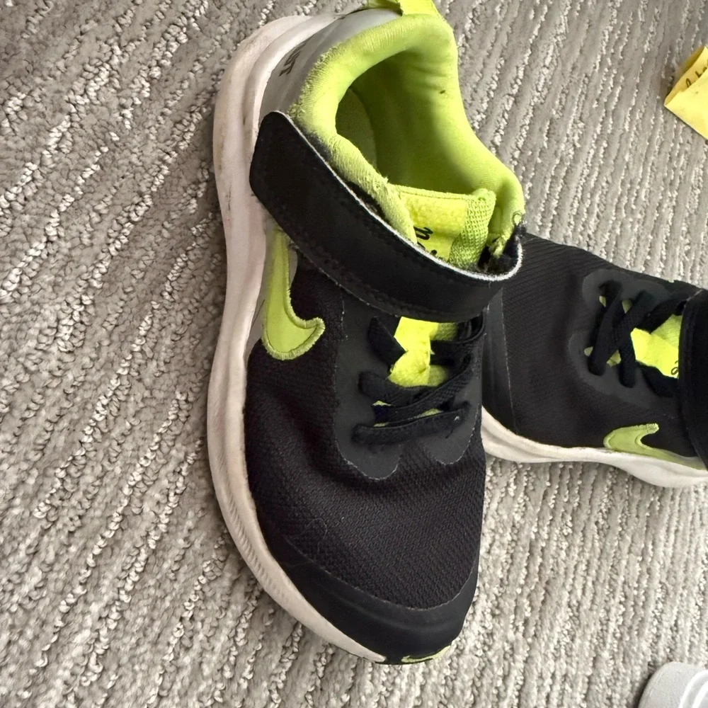 Nike Kids Black and Neon Green Sneakers